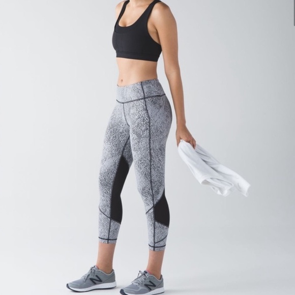 Lululemon Pace Rival Crop Power Luxtreme Spray Black and White Print Legging - Picture 13 of 13